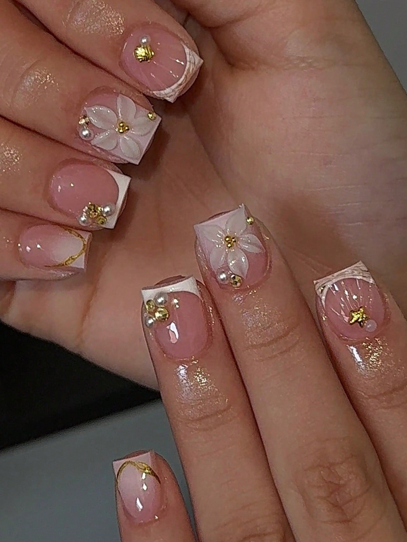 Nail Art Jelly - ชุดเล็บปลอมอะคริลิคแบบกดติด 24 ชิ้น ทรงสี่เหลี่ยมสั้น สีขาวลายดอกไม้ฝรั่งเศส พร้อมอุปกรณ์ตกแต่งเล็บเจลโครเมียมน่ารัก