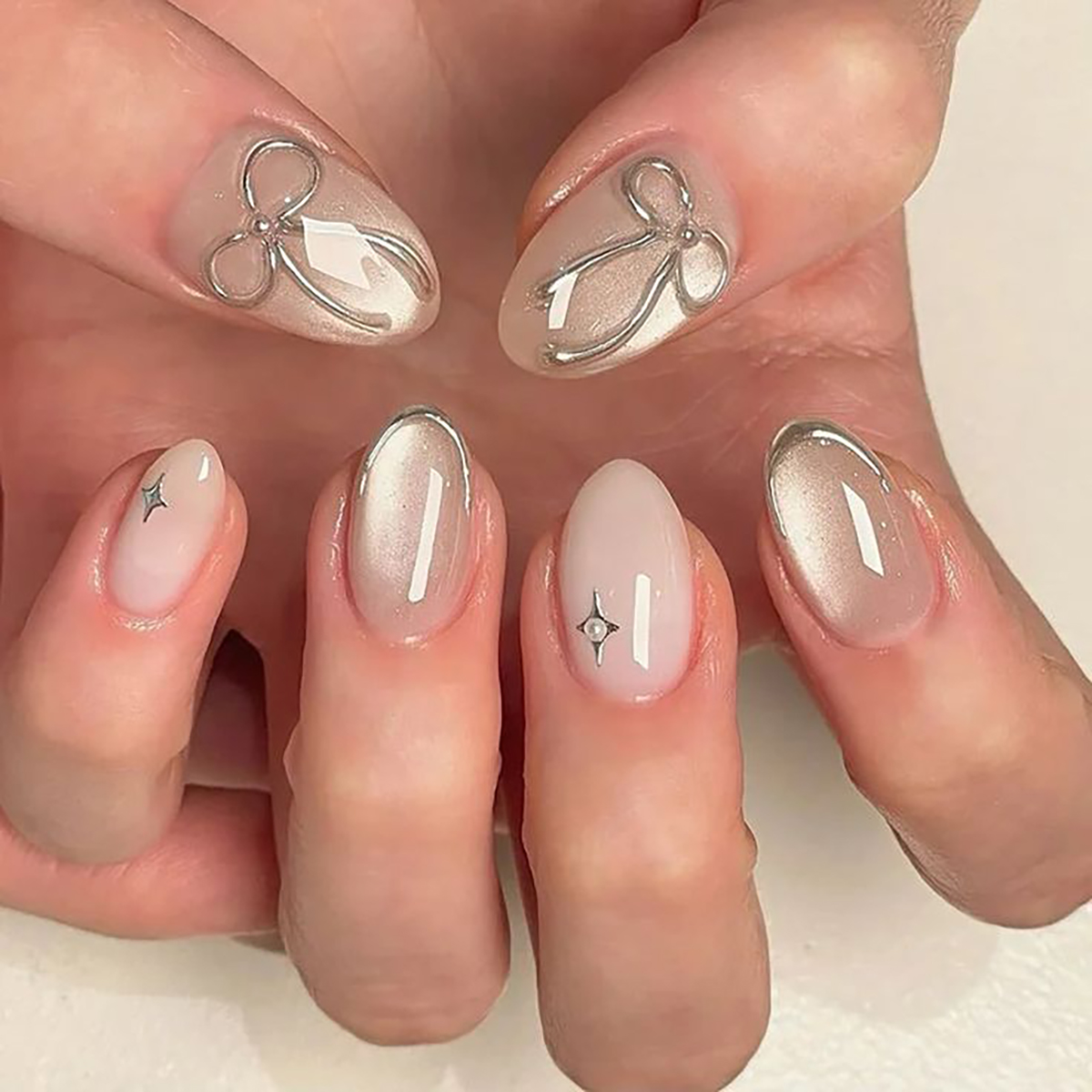 Nail Art Wedding - เล็บปลอมแบบกดติดทรงกลมสั้น ทำมือ 24 ชิ้น เบสครีมชิมเมอร์พร้อมปลายเล็บสีเงินแบบฝรั่งเศส โบว์