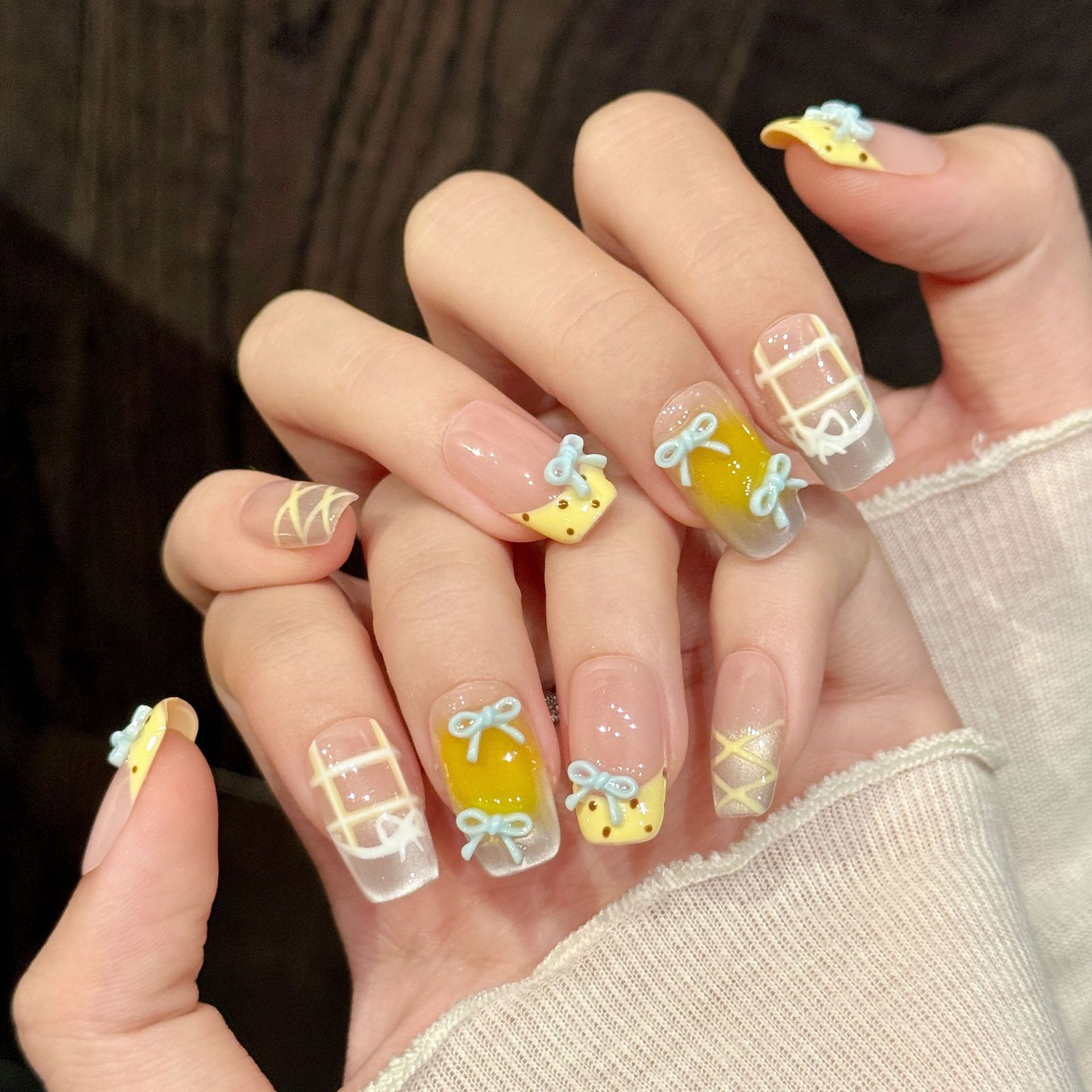 Nail Art Y2K - เล็บปลอมสำเร็จรูป 10 ชิ้น ลายการ์ตูนน่ารัก สไตล์ไล่สี ประดับโบว์