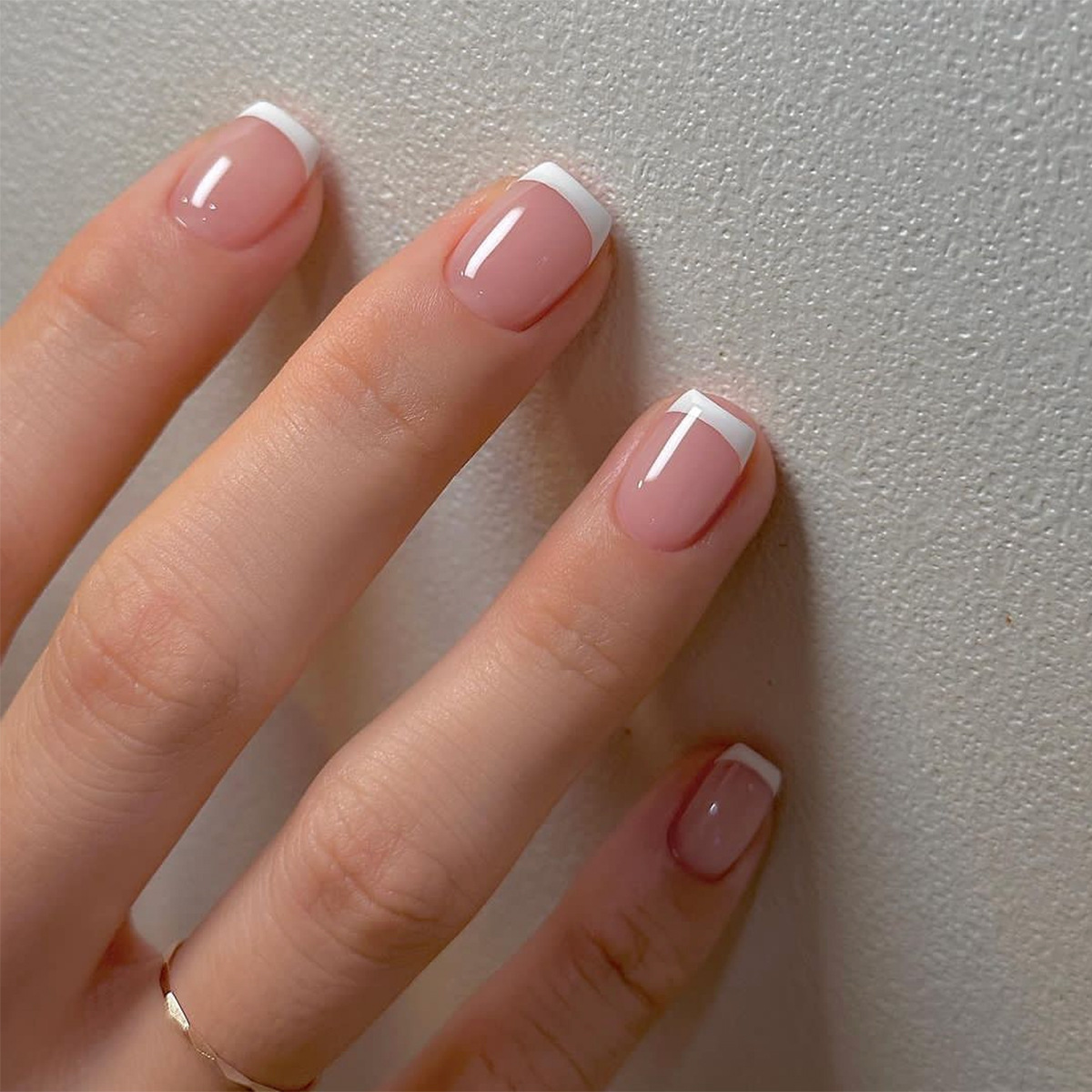 Nail Art Y2K - เล็บปลอมแบบสั้น 24 ชิ้น/ชุด สำหรับผู้หญิงและเด็กผู้หญิง ทรงฝรั่งเศส สีนู้ด